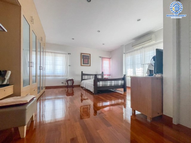 *****บ้านเดี่ยวหลังใหญ่โซนเมือง ม.เสนานิคม พหลโยธิน บนเนื้อที่กว่า 203 ตร.ว. ฟังก์ชันครบจัดเต็ม 3 ห้องนอน 3 ห้องน้ำ จอดรถ 3 คัน บ้านสวยพร้อมอยู่ แถมฟรี! เครื่องปรับอากาศ 4 เครื่อง บนทำเลที่ดี เดินทางสะดวก ใกล้เซ็นทรัลลาดพร้าว และทางด่วนรามอินทรา พร้อมราคาสุดพิเศษ!